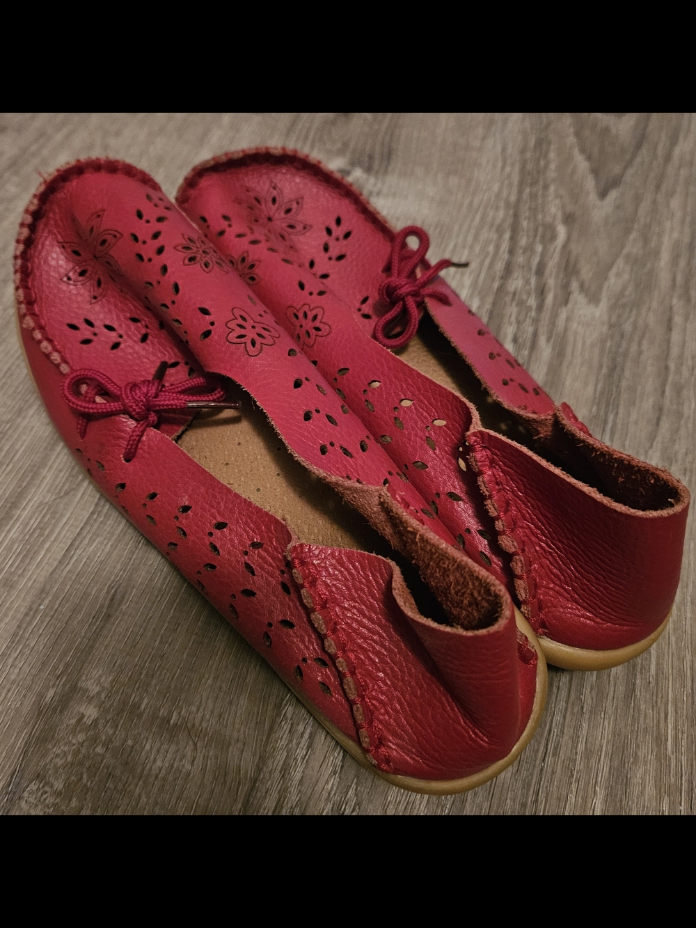 🎉 2 Items/$15 🎉 Women’s Red Leather Floral Cutout Ballet Flats